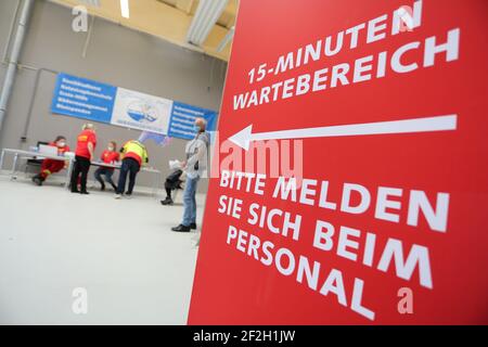 Wernigerode, Deutschland. März 2021, 12th. Im regionalen Impfzentrum werden die persönlichen Daten der Impfteilnehmer erfasst. Ab heute werden Lehrer und Pädagogen in Wernigerode geimpft. Quelle: Matthias Bein/dpa-Zentralbild/ZB/dpa/Alamy Live News Stockfoto