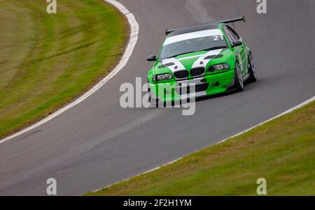 Eine Aufnahme eines Rennwagens, der eine Rennstrecke fährt. Stockfoto