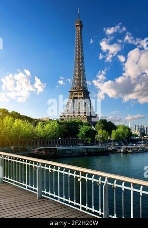 Blick auf Eiffelturm aus Passerelle Debilly in Paris, Frankreich Stockfoto
