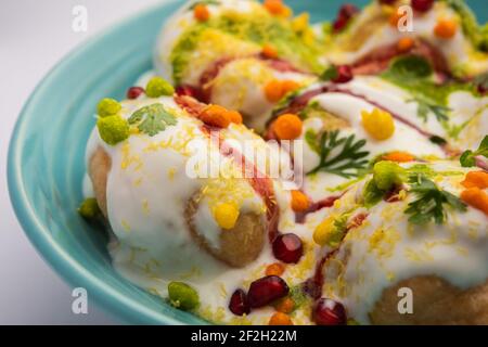 Dahi vada oder bhalla ist eine Art von Chaat aus dem indischen und beliebt in ganz Südasien. Es wird durch Einweichen vadas in dicken Dahi or vorbereitet Stockfoto