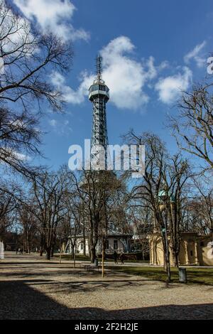 Petrin Aussichtsturm, Prag, Tschechische republik.Stahlturm 63,5 Meter hoch auf Petrin Hügel im Jahr 1891 gebaut.Beobachtung Sendeturm.Haupttourist Stockfoto