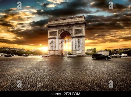 Bewölkten Sonnenuntergang über Arc de Triomphe in Paris, Frankreich Stockfoto