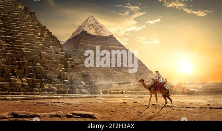 Nomade auf Kamel in der Nähe von Pyramiden in der ägyptischen Wüste Stockfoto