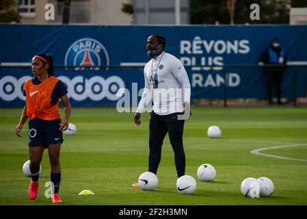 Bernard Mendy, Cheftrainerassistent, vor dem Arkema-Fußballspiel der Frauen D1 zwischen Paris Saint-Germain und EA Guingamp am 5. September 2020 im Georges Lefevre-Stadion in Saint-Germain-en-Laye, Frankreich - Foto Antoine Massinon / A2M Sport Consulting / DPPI Stockfoto