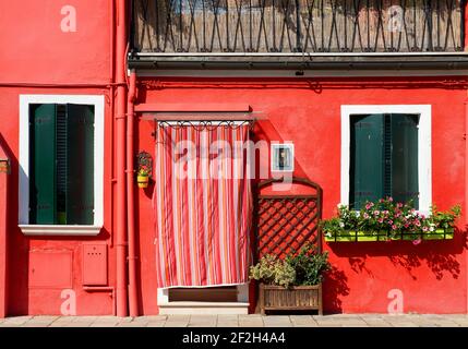 Rotes Haus auf der Insel Burano in Venedig, Italien Stockfoto