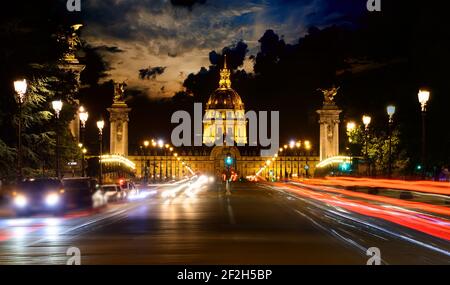 Les Invalides beleuchtet in der Nacht in Paris, Frankreich Stockfoto