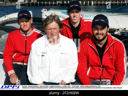 SEGELN - GRANDS RECORDS - DIE HERAUSFORDERUNG - RUND UM AUSTRALIEN - SYDNEY (AUS) - 16/06/2005 - FOTO : ANDREA FRANCOLINI / DPPI GERONIMO CAP GEMINI SCHNEIDER ELECTRIC / SKIPPER : OLIVIER DE KERSAUSON (FRA) MIT AUSTRALISCHEN BESATZUNGSMITGLIEDERN DARA JOHNSTON / PAUL MONTIGUE / CHRIS STERLING Stockfoto