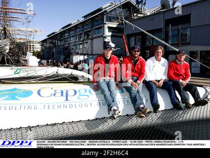 SEGELN - GRANDS RECORDS - DIE HERAUSFORDERUNG - RUND UM AUSTRALIEN - SYDNEY (AUS) - 16/06/2005 - FOTO : ANDREA FRANCOLINI / DPPI GERONIMO CAP GEMINI SCHNEIDER ELECTRIC / SKIPPER : OLIVIER DE KERSAUSON (FRA) MIT AUSTRALISCHEN BESATZUNGSMITGLIEDERN DARA JOHNSTON / PAUL MONTIGUE / CHRIS STERLING Stockfoto