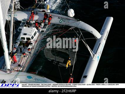 SEGELN - GRANDS RECORDS - DIE HERAUSFORDERUNG - RUND UM AUSTRALIEN REKORD - SYDNEY (AUS) START - 22/06/2005 - FOTO : ANDREA FRANCOLINI / DPPI GERONIMO CAP GEMINI SCHNEIDER ELECTRIC / SKIPPER : OLIVIER DE KERSAUSON (FRA) Stockfoto