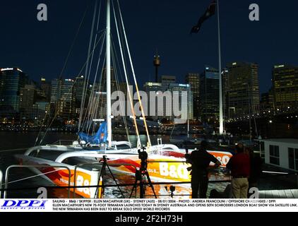 SEGELN - B&Q / SKIPPER : ELLEN MACARTHUR (UK) - SYDNEY (AUS) - 08/01/2004 FOTO : ANDREA FRANCOLINI / OFFSHORE CHALLENGES / DPPI ELLEN MACARTHUR'S NEUE 75-FUSS TRIMARAN STARTET HEUTE IN SYDNEY AUSTRALIEN UND ERÖFFNET 50TH SCHRODERS LONDON BOOTSMESSE VIA SATELLITENVERBINDUNG. DER NEUE TRIMARAN WURDE GEBAUT, UM SOLO-SPEED-WELTREKORDE ZU BRECHEN Stockfoto