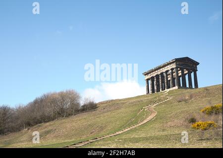 Penshaw England - 24,03.2019: Penshaw Monument in Nordengland (UK) in der Nähe von Washington Sunderland. Ein nordöstlicher Landmark an einem sonnigen Tag mit blauem Skie Stockfoto