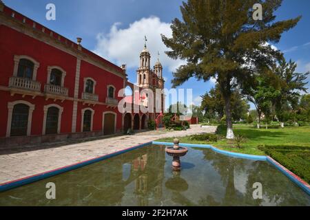 Garten und Wasserbrunnen Blick auf die legendäre Kolonialstil Hacienda de Gogorrón in San Luis Potosí, Mexiko. Stockfoto