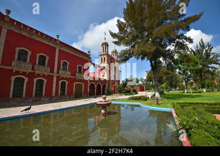 Garten und Wasserbrunnen Blick auf die legendäre Kolonialstil Hacienda de Gogorrón in San Luis Potosí, Mexiko. Stockfoto