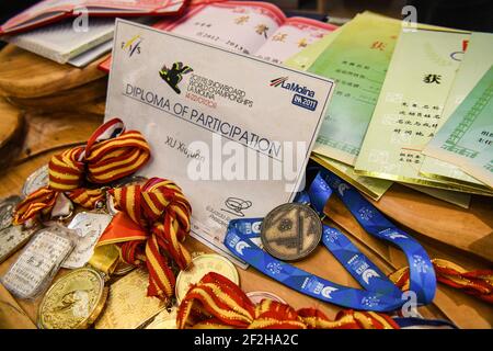 (210312) -- URUMQI, 12. März 2021 (Xinhua) -- das Foto vom 5. März 2021 zeigt die Medaillen, die die Snowboardtrainerin Xu Xiujuan während ihrer sportlichen Karriere zu Hause in Urumqi, der Autonomen Region Xinjiang Uygur im Nordwesten Chinas, gewonnen hat. Der 31-jährige Xu Xiujuan ist heute technischer Direktor und Mitglied des rates des Skiverbandes Xinjiang. Im Alter von 9 Jahren begann sie in ihrer Heimatstadt Harbin, der Hauptstadt der nordöstlichen Provinz Heilongjiang, Skifahren zu lernen. Während ihrer Athleten-Karriere, Xu jemals große Erfolge in den nationalen und internationalen Wintersport-Veranstaltungen auf behal gewonnen Stockfoto