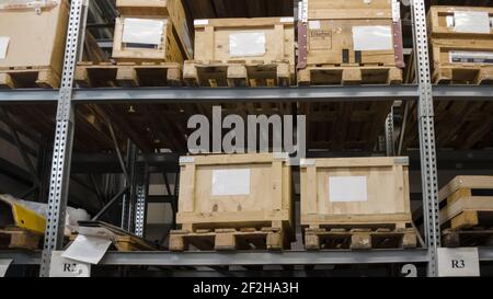 Auf Regalen in einem Lager gestapelte Boxen Stockfoto
