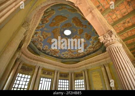 Deckenansicht der legendären Hacienda de Gogorrón im Kolonialstil in San Luis Potosí, Mexiko. Stockfoto