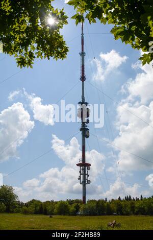 Der 227 Meter hohe Sender Kreuzberg ist ein Sender auf dem 927,8 Meter hohen Kreuzberg, im bayrischen Bezirk Rhön-Grabfeld im deutschen L Stockfoto