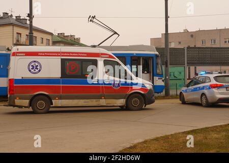 Krakau, Polen - 03,11.2021: Verkehrsunfall, Intervention der polnischen Polizei und der medizinischen Dienste. Polizeiauto und Krankenwagen am Signal Stockfoto