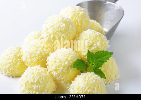 Schneeball-Trüffel (weiße Schokolade Kokos Trüffel) Stockfoto