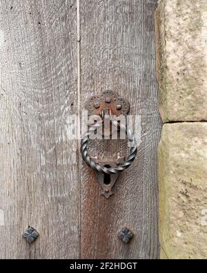 Holztür mit rostigen Griff Stockfoto