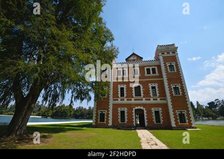 Fassadenansicht der bekannten Hacienda de San Antonio Chautla im klassischen englischen Stil in Puebla Mexiko. Stockfoto