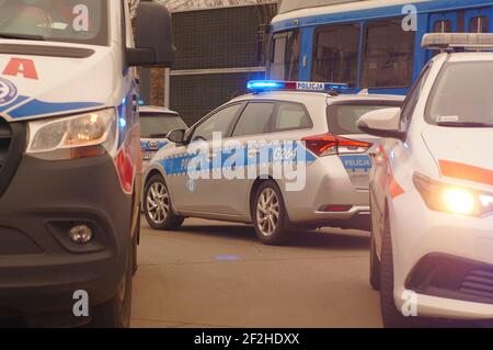 Verkehrsunfall, Intervention der polnischen Polizei und der medizinischen Dienste. Polizeiauto und Krankenwagen am Signal. Stockfoto