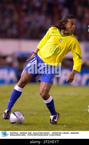 FUSSBALL - MONDIAL 2006 - QUALIFIKATIONSRUNDE - ARGENTINIEN V BRASILIEN - 08/06/2005 - RONALDINHO (BH) - FOTO BERTRAND MAHE / FLASH DRÜCKEN Stockfoto