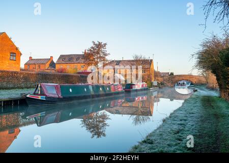 Kanalboote auf dem oxford-Kanal an einem Wintermorgen im Frost. Twyford Wharf, Kings Sutton, Oxfordshire / Northamptonshire Border, England Stockfoto