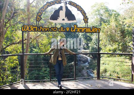 Reisende thailändische Frauen reisen besuchen Ruhe entspannen in Mae sa Wasserfälle Dschungel wilden Wald am Morgen von doi suthep Doi pui Nationalpark in Mae auf c Stockfoto