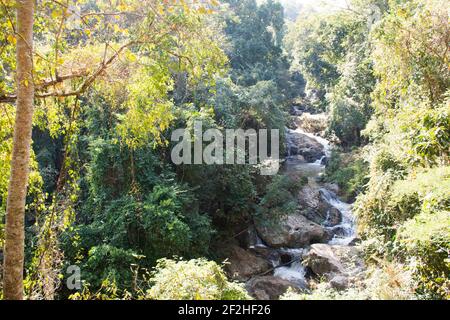 Mae sa Wasserfälle für thailänder und ausländische Reisende reisen Besuchen und ruhen Entspannen Sie sich im Dschungel wilden Wald in Morgen des doi suthep doi pui nat Stockfoto