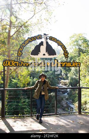 Reisende thailändische Frauen reisen besuchen Ruhe entspannen in Mae sa Wasserfälle Dschungel wilden Wald am Morgen von doi suthep Doi pui Nationalpark in Mae auf c Stockfoto