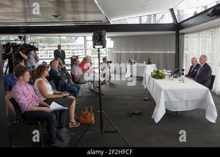 AMERICA'S CUP - Bob und Sandy (Son) Oatley während der Pressekonferenz, die den Hamilton Island Yacht Club (HIYC) am Rande des Great Barrier Reef in Queensland, Australien, ankündigte, hat sich für den America's Cup 35th herausgefordert. Die Herausforderung des HIYC wurde vom Golden Gate Yacht Club angenommen, der nach seinem Team - 01/10/2013 - Sydney, Quay Restaurantph der Verteidiger und Treuhänder der ältesten internationalen Sporttrophäe der Welt bleibt. Andrea Francolini / DPPI Stockfoto