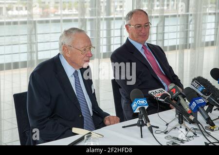 AMERICA'S CUP - Bob und Sandy (Son) Oatley während der Pressekonferenz, die den Hamilton Island Yacht Club (HIYC) am Rande des Great Barrier Reef in Queensland, Australien, ankündigte, hat sich für den America's Cup 35th herausgefordert. Die Herausforderung des HIYC wurde vom Golden Gate Yacht Club angenommen, der nach seinem Team - 01/10/2013 - Sydney, Quay Restaurantph der Verteidiger und Treuhänder der ältesten internationalen Sporttrophäe der Welt bleibt. Andrea Francolini / DPPI Stockfoto