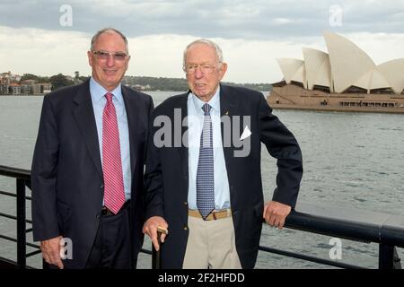 AMERICA'S CUP - Bob und Sandy (Son) Oatley während der Pressekonferenz, die den Hamilton Island Yacht Club (HIYC) am Rande des Great Barrier Reef in Queensland, Australien, ankündigte, hat sich für den America's Cup 35th herausgefordert. Die Herausforderung des HIYC wurde vom Golden Gate Yacht Club angenommen, der nach seinem Team - 01/10/2013 - Sydney, Quay Restaurantph der Verteidiger und Treuhänder der ältesten internationalen Sporttrophäe der Welt bleibt. Andrea Francolini / DPPI Stockfoto