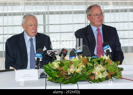 AMERICA'S CUP - Bob und Sandy (Son) Oatley während der Pressekonferenz, die den Hamilton Island Yacht Club (HIYC) am Rande des Great Barrier Reef in Queensland, Australien, ankündigte, hat sich für den America's Cup 35th herausgefordert. Die Herausforderung des HIYC wurde vom Golden Gate Yacht Club angenommen, der nach seinem Team - 01/10/2013 - Sydney, Quay Restaurantph der Verteidiger und Treuhänder der ältesten internationalen Sporttrophäe der Welt bleibt. Andrea Francolini / DPPI Stockfoto