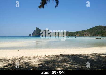 Loh Dalum Bucht aus dem Schatten, Phi Phi Island. Stockfoto