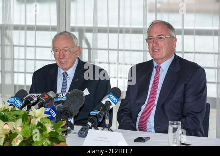 AMERICA'S CUP - Bob und Sandy (Son) Oatley während der Pressekonferenz, die den Hamilton Island Yacht Club (HIYC) am Rande des Great Barrier Reef in Queensland, Australien, ankündigte, hat sich für den America's Cup 35th herausgefordert. Die Herausforderung des HIYC wurde vom Golden Gate Yacht Club angenommen, der nach seinem Team - 01/10/2013 - Sydney, Quay Restaurantph der Verteidiger und Treuhänder der ältesten internationalen Sporttrophäe der Welt bleibt. Andrea Francolini / DPPI Stockfoto