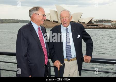 AMERICA'S CUP - Bob und Sandy (Son) Oatley während der Pressekonferenz, die den Hamilton Island Yacht Club (HIYC) am Rande des Great Barrier Reef in Queensland, Australien, ankündigte, hat sich für den America's Cup 35th herausgefordert. Die Herausforderung des HIYC wurde vom Golden Gate Yacht Club angenommen, der nach seinem Team - 01/10/2013 - Sydney, Quay Restaurantph der Verteidiger und Treuhänder der ältesten internationalen Sporttrophäe der Welt bleibt. Andrea Francolini / DPPI Stockfoto