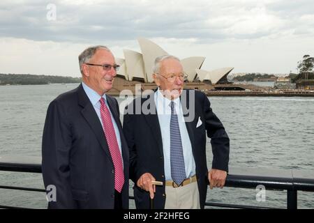 AMERICA'S CUP - Bob und Sandy (Son) Oatley während der Pressekonferenz, die den Hamilton Island Yacht Club (HIYC) am Rande des Great Barrier Reef in Queensland, Australien, ankündigte, hat sich für den America's Cup 35th herausgefordert. Die Herausforderung des HIYC wurde vom Golden Gate Yacht Club angenommen, der nach seinem Team - 01/10/2013 - Sydney, Quay Restaurantph der Verteidiger und Treuhänder der ältesten internationalen Sporttrophäe der Welt bleibt. Andrea Francolini / DPPI Stockfoto