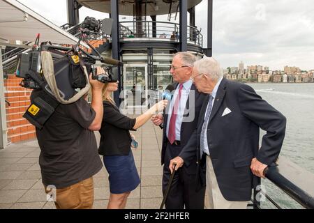 AMERICA'S CUP - Bob und Sandy (Son) Oatley während der Pressekonferenz, die den Hamilton Island Yacht Club (HIYC) am Rande des Great Barrier Reef in Queensland, Australien, ankündigte, hat sich für den America's Cup 35th herausgefordert. Die Herausforderung des HIYC wurde vom Golden Gate Yacht Club angenommen, der nach seinem Team - 01/10/2013 - Sydney, Quay Restaurantph der Verteidiger und Treuhänder der ältesten internationalen Sporttrophäe der Welt bleibt. Andrea Francolini / DPPI Stockfoto