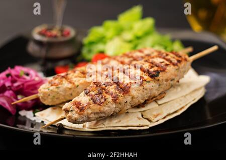 Hackfleisch/Lula Kebab gegrillt Türkei (Huhn) mit frischem Gemüse. Stockfoto