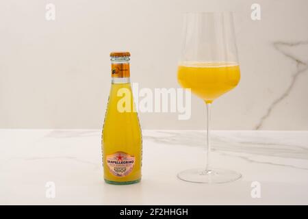 San Pellegrino Terme, Italien - Dezember 27 2020: Aranciata Bio Bio Orange Limonade von S. Pellegrino, ein erfrischender Soda Pop. Stockfoto