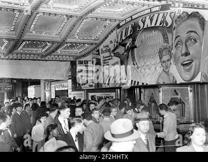 Eintritt zum New York Movie Theatre und Ticketschalter mit Personal Auftritte von STAN KENTON und der ( Nat ) KING COLE TRIO während der Vorführung von BING CROSBY FRED ASTAIRE Und JOAN CAULFIELD in BLUE SKIES 1946 Regisseur STUART HEISLER Lieder von Irving Berlin Paramount Pictures Stockfoto