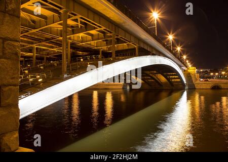 Bolschoj Kamenny Brücke (Greater Stone Bridge), die Moskwa Fluss am westlichen Ende des Moskauer Kreml, Moskau, Russland Stockfoto