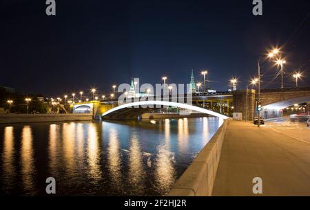 Bolschoj Kamenny Brücke (Greater Stone Bridge), die Moskwa Fluss am westlichen Ende des Moskauer Kreml, Moskau, Russland Stockfoto