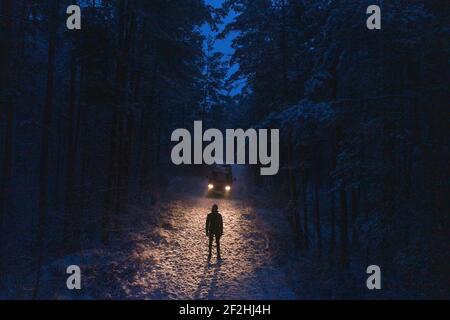 Mann in der Nacht vor einem Auto Stockfoto