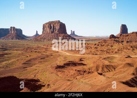 Monument Valley von John Ford Point aus gesehen, mit West Mitten Butte und Merrick Butte Felsformationen und Loop Road Stockfoto