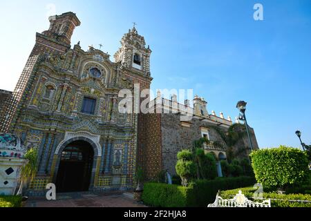 Außenansicht des mexikanisch-barocken Tempels von San Francisco Acatepec mit farbenfrohen Keramikfliesen-Kunstwerken von Talavera in San Andrés Cholula Mexiko. Stockfoto