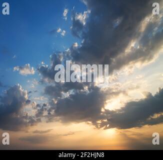 Hintergrund der bewölkten Himmel und Sonne bei Sonnenuntergang Stockfoto