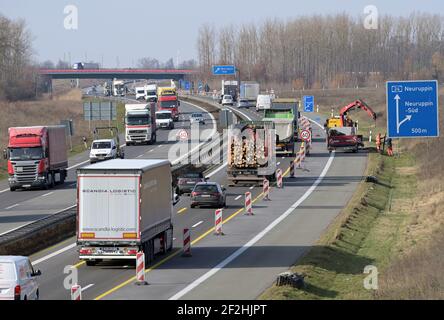 Neuruppin, Deutschland. März 2021, 10th. Bei den Bauarbeiten an der AUTOBAHN A 24 werden in der Nähe der Anschlussstelle Neuruppin-Süd zwei Fahrspuren genutzt. Quelle: Soeren Stache/dpa-Zentralbild/ZB/dpa/Alamy Live News Stockfoto